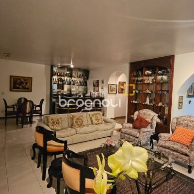 Apartamento com 211m², 4 quartos (sendo 1 suíte), 2 garagens, no bairro Centro em Florianópolis