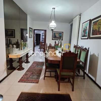 Apartamento com 211m², 4 quartos (sendo 1 suíte), 2 garagens, no bairro Centro em Florianópolis
