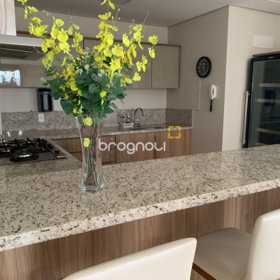 Apartamento com 81m², 3 quartos (sendo 1 suíte), 1 garagem, no bairro Centro em Florianópolis