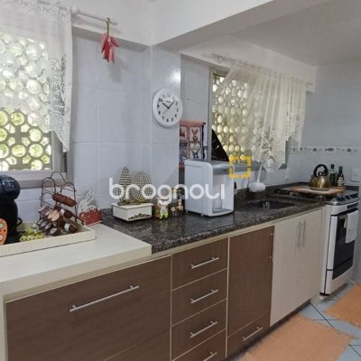 Casa com 218m², 4 quartos (sendo 1 suíte), 2 garagens, no bairro Trindade em Florianópolis