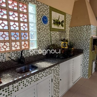 Casa com 218m², 4 quartos (sendo 1 suíte), 2 garagens, no bairro Trindade em Florianópolis