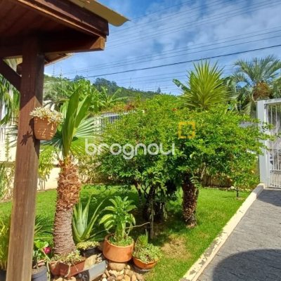 Casa com 218m², 4 quartos (sendo 1 suíte), 2 garagens, no bairro Trindade em Florianópolis