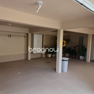 Casa com 218m², 4 quartos (sendo 1 suíte), 2 garagens, no bairro Trindade em Florianópolis