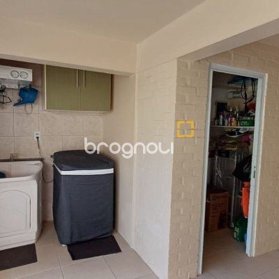 Casa com 218m², 4 quartos (sendo 1 suíte), 2 garagens, no bairro Trindade em Florianópolis