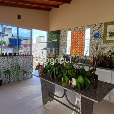 Casa com 218m², 4 quartos (sendo 1 suíte), 2 garagens, no bairro Trindade em Florianópolis