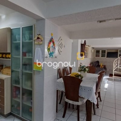 Casa com 218m², 4 quartos (sendo 1 suíte), 2 garagens, no bairro Trindade em Florianópolis