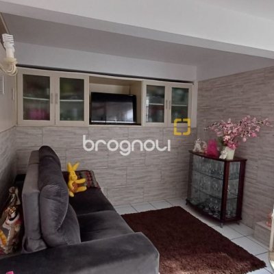 Casa com 218m², 4 quartos (sendo 1 suíte), 2 garagens, no bairro Trindade em Florianópolis