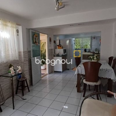 Casa com 218m², 4 quartos (sendo 1 suíte), 2 garagens, no bairro Trindade em Florianópolis