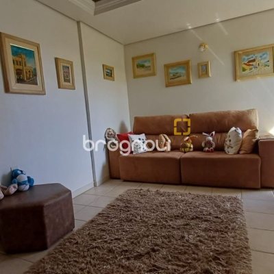 Casa com 218m², 4 quartos (sendo 1 suíte), 2 garagens, no bairro Trindade em Florianópolis