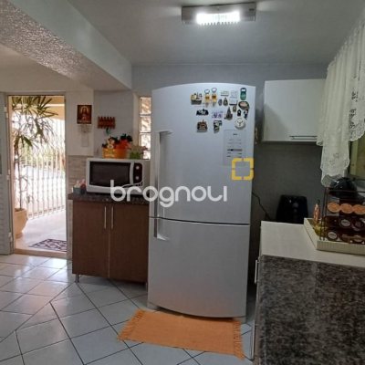 Casa com 218m², 4 quartos (sendo 1 suíte), 2 garagens, no bairro Trindade em Florianópolis