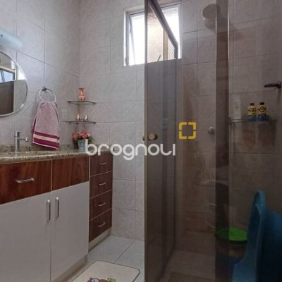 Casa com 218m², 4 quartos (sendo 1 suíte), 2 garagens, no bairro Trindade em Florianópolis