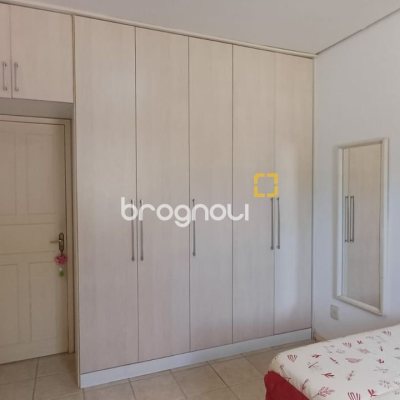 Casa com 218m², 4 quartos (sendo 1 suíte), 2 garagens, no bairro Trindade em Florianópolis