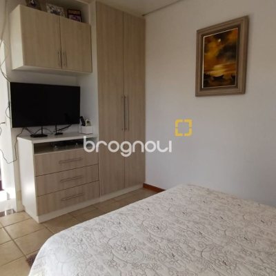 Casa com 218m², 4 quartos (sendo 1 suíte), 2 garagens, no bairro Trindade em Florianópolis