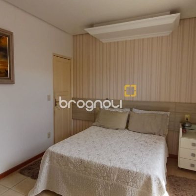 Casa com 218m², 4 quartos (sendo 1 suíte), 2 garagens, no bairro Trindade em Florianópolis