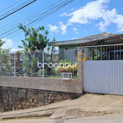 Casa com 70m², 3 quartos, 1 garagem, no bairro Barreiros em São José