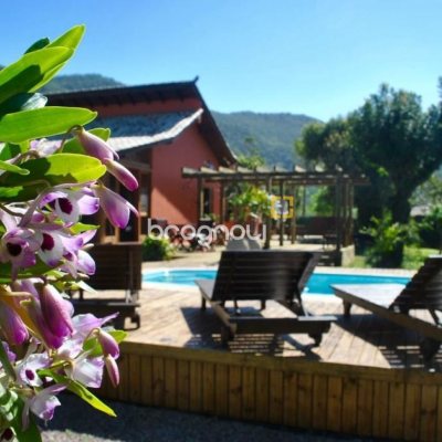 Casa com 322m², 7 quartos (sendo 7 suítes), 8 garagens, no bairro Açores em Florianópolis