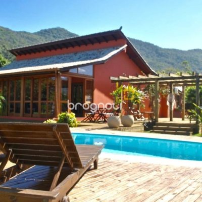 Casa com 322m², 7 quartos (sendo 7 suítes), 8 garagens, no bairro Açores em Florianópolis