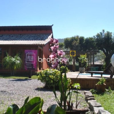 Casa com 322m², 7 quartos (sendo 7 suítes), 8 garagens, no bairro Açores em Florianópolis