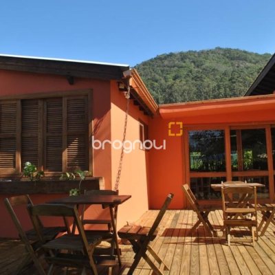 Casa com 322m², 7 quartos (sendo 7 suítes), 8 garagens, no bairro Açores em Florianópolis
