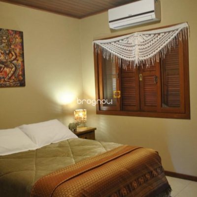 Casa com 322m², 7 quartos (sendo 7 suítes), 8 garagens, no bairro Açores em Florianópolis