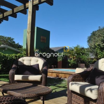 Casa com 322m², 7 quartos (sendo 7 suítes), 8 garagens, no bairro Açores em Florianópolis
