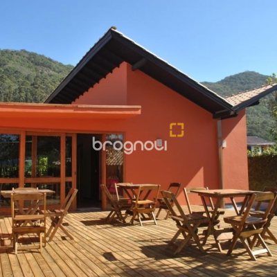 Casa com 322m², 7 quartos (sendo 7 suítes), 8 garagens, no bairro Açores em Florianópolis