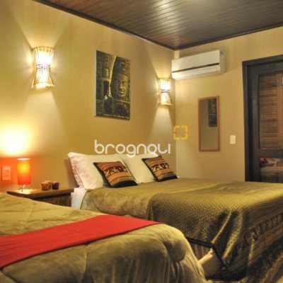 Casa com 322m², 7 quartos (sendo 7 suítes), 8 garagens, no bairro Açores em Florianópolis
