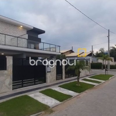 Casa com 162m², 3 quartos (sendo 3 suítes), 2 garagens, no bairro Campeche em Florianópolis