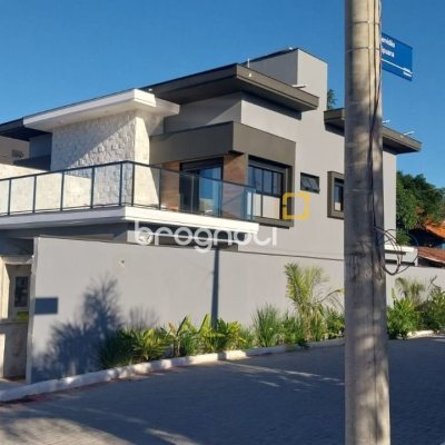 Casa com 162m², 3 quartos (sendo 3 suítes), 2 garagens, no bairro Campeche em Florianópolis