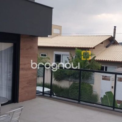 Casa com 162m², 3 quartos (sendo 3 suítes), 2 garagens, no bairro Campeche em Florianópolis