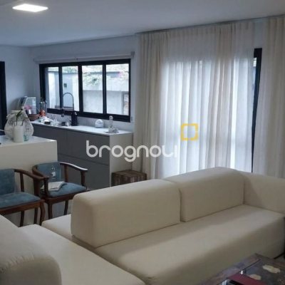 Casa com 162m², 3 quartos (sendo 3 suítes), 2 garagens, no bairro Campeche em Florianópolis