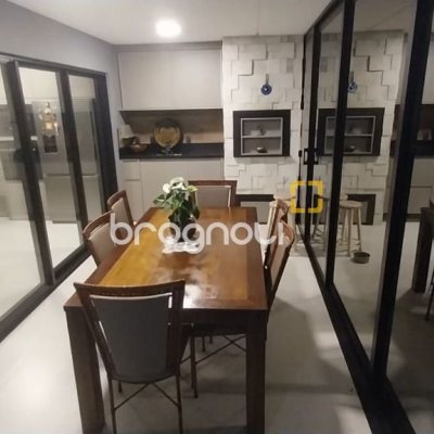 Casa com 162m², 3 quartos (sendo 3 suítes), 2 garagens, no bairro Campeche em Florianópolis
