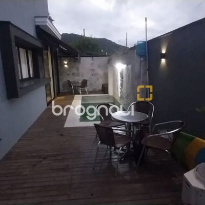 Casa com 162m², 3 quartos (sendo 3 suítes), 2 garagens, no bairro Campeche em Florianópolis