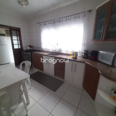 Casa com 150m², 3 quartos (sendo 1 suíte), 1 garagem, no bairro Serraria em São José