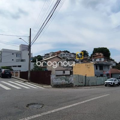 Terreno com 814m², no bairro Estreito em Florianópolis