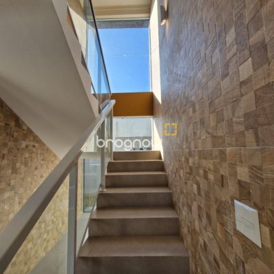 Casa de Condomínio com 204m², 3 quartos (sendo 1 suíte), 2 garagens, no bairro Rio Vermelho em Florianópolis