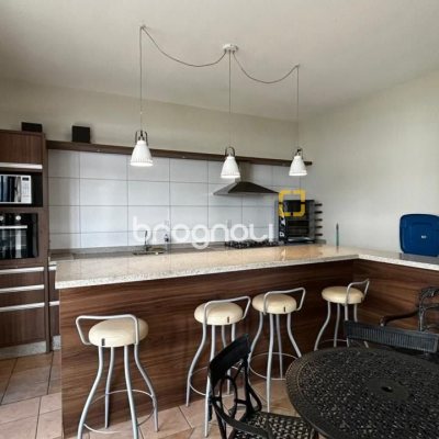 Apartamento com 71m², 2 quartos (sendo 1 suíte), 1 garagem, no bairro Abraão em Florianópolis
