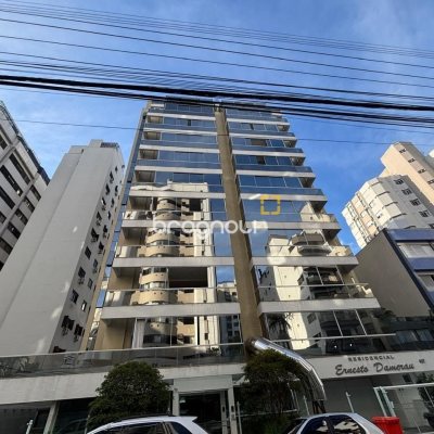 Apartamento com 132m², 3 quartos (sendo 3 suítes), 2 garagens, no bairro Centro em Florianópolis