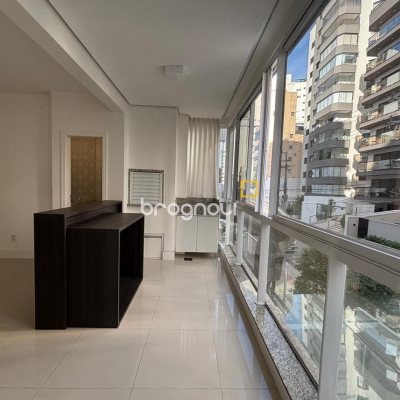 Apartamento com 132m², 3 quartos (sendo 3 suítes), 2 garagens, no bairro Centro em Florianópolis