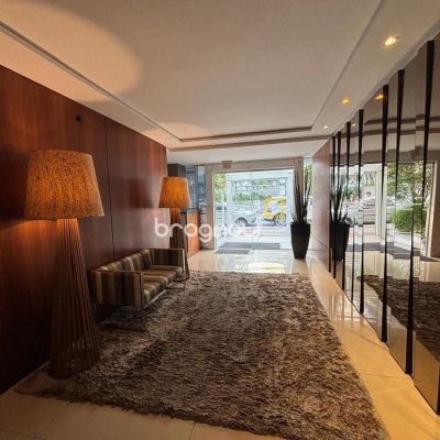 Apartamento com 132m², 3 quartos (sendo 3 suítes), 2 garagens, no bairro Centro em Florianópolis