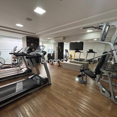 Apartamento com 132m², 3 quartos (sendo 3 suítes), 2 garagens, no bairro Centro em Florianópolis