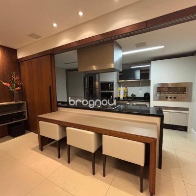 Apartamento com 132m², 3 quartos (sendo 3 suítes), 2 garagens, no bairro Centro em Florianópolis