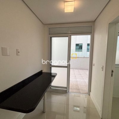 Apartamento com 132m², 3 quartos (sendo 3 suítes), 2 garagens, no bairro Centro em Florianópolis