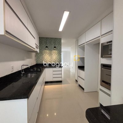 Apartamento com 132m², 3 quartos (sendo 3 suítes), 2 garagens, no bairro Centro em Florianópolis