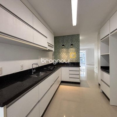 Apartamento com 132m², 3 quartos (sendo 3 suítes), 2 garagens, no bairro Centro em Florianópolis