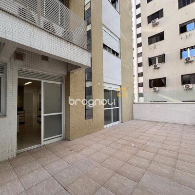 Apartamento com 132m², 3 quartos (sendo 3 suítes), 2 garagens, no bairro Centro em Florianópolis