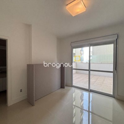 Apartamento com 132m², 3 quartos (sendo 3 suítes), 2 garagens, no bairro Centro em Florianópolis