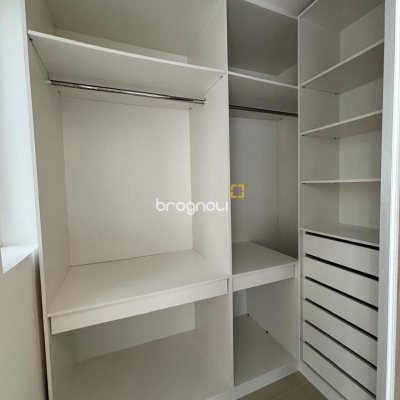 Apartamento com 132m², 3 quartos (sendo 3 suítes), 2 garagens, no bairro Centro em Florianópolis