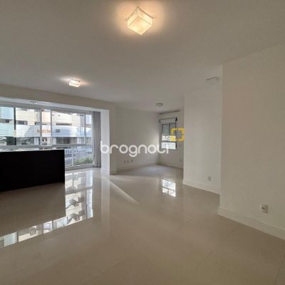Apartamento com 132m², 3 quartos (sendo 3 suítes), 2 garagens, no bairro Centro em Florianópolis