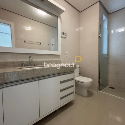 Apartamento com 132m², 3 quartos (sendo 3 suítes), 2 garagens, no bairro Centro em Florianópolis